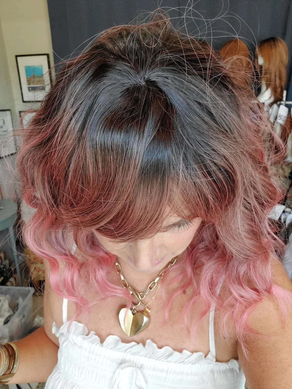 382 “the Maddie” Pink Rooted Short Wavy Short Shoulder Synthetic wig 12-14